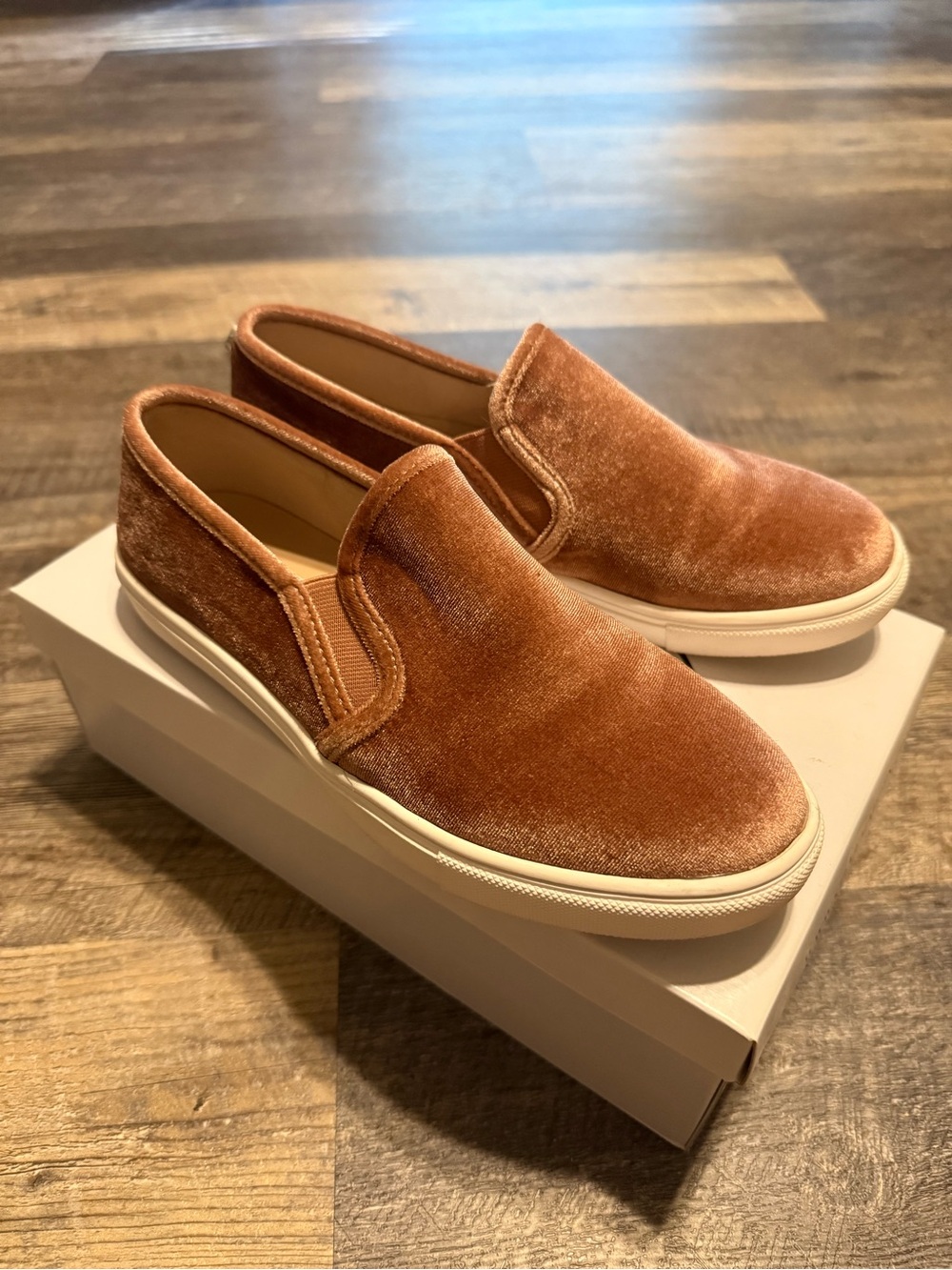 Steve Madden 8.5 Velvet Slip-On Sneakers in Blush Pink